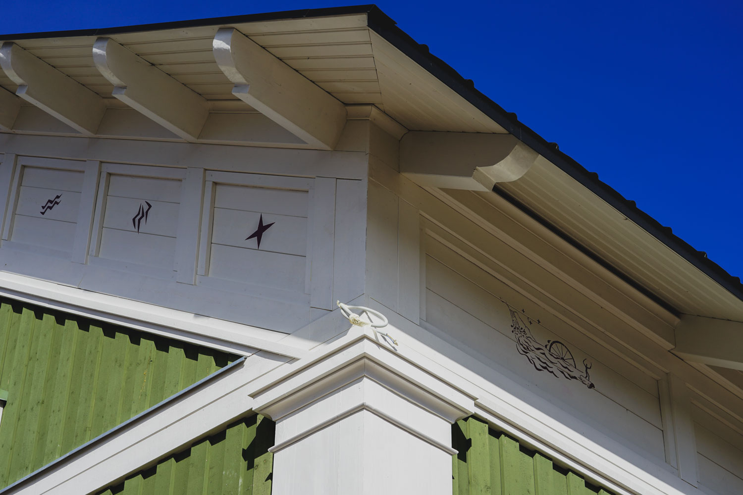 Takstolar med snickargl&auml;dje