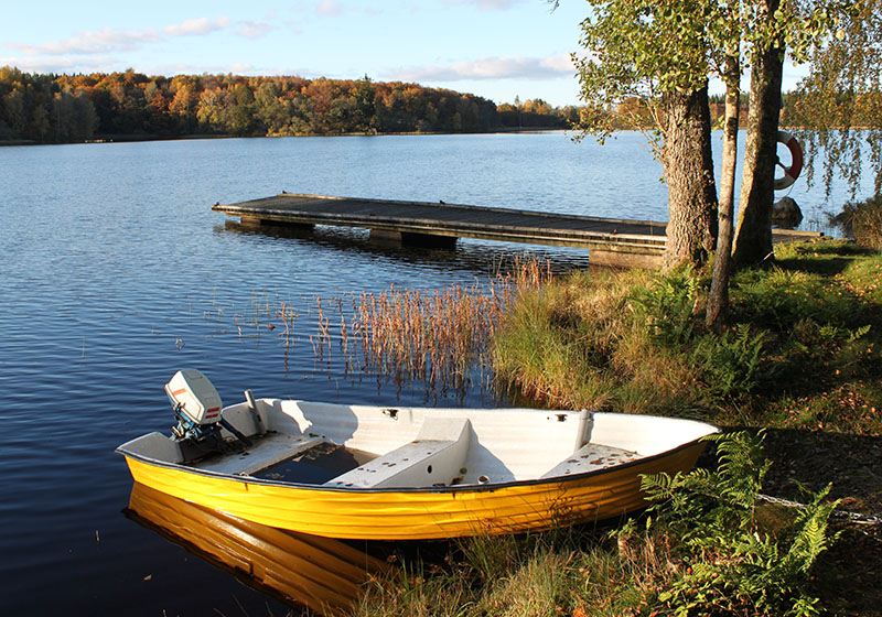 Gul motorbåt vid vatten