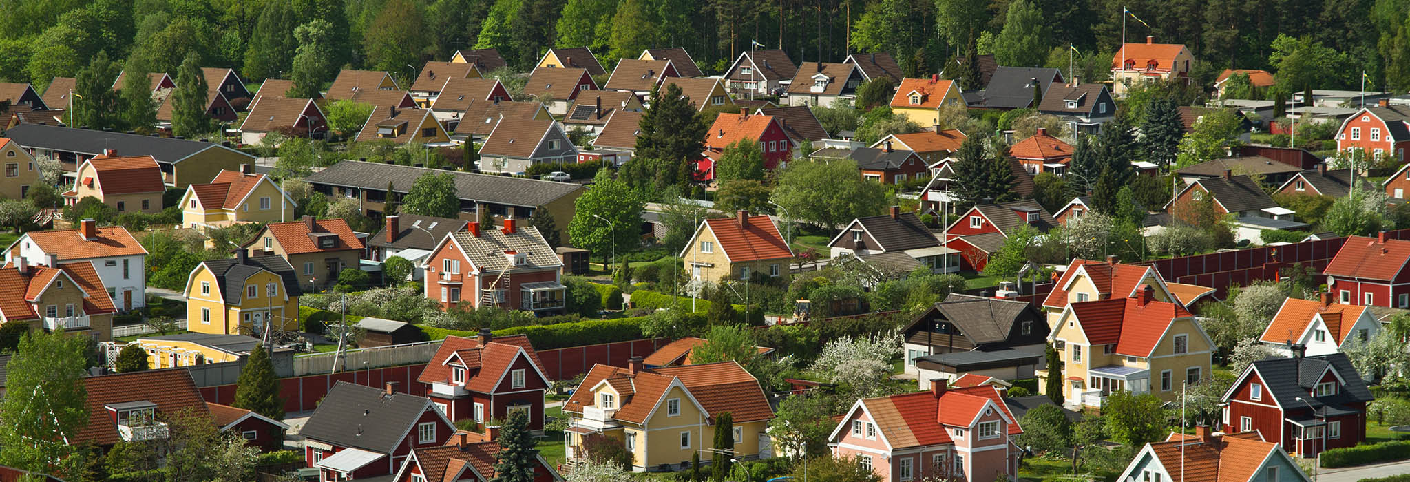 Idylliskt villaområde i Örebro under sommaren