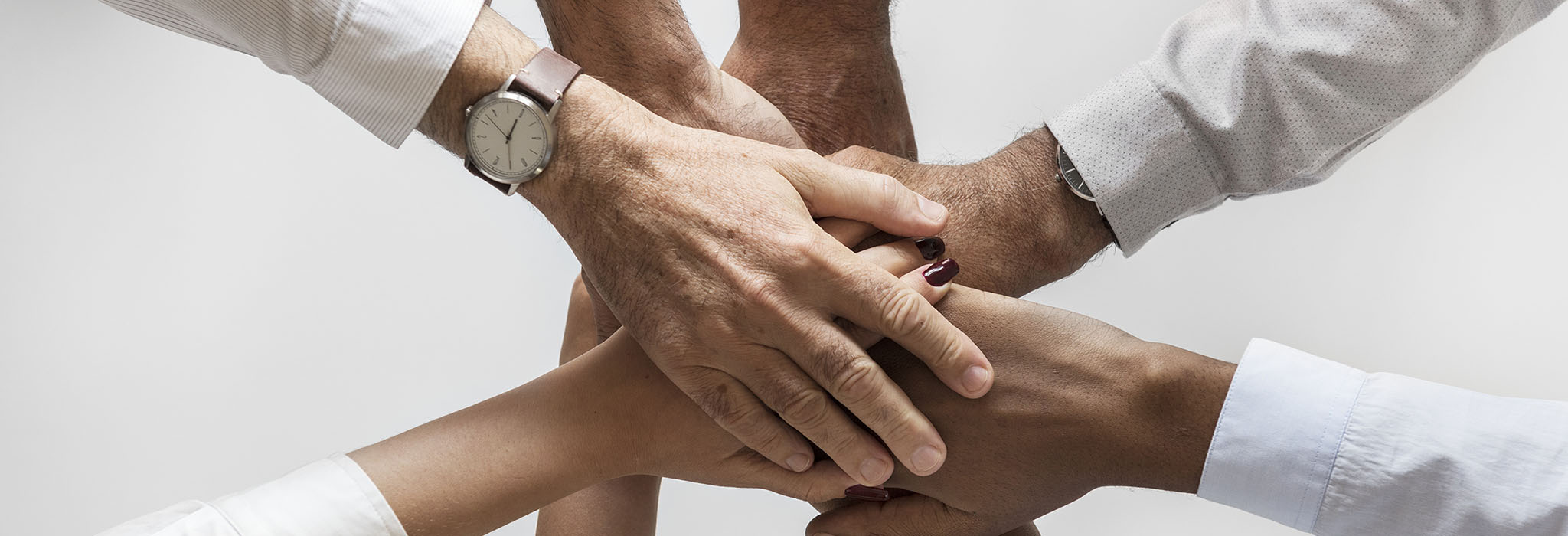 Människor lägger händer över händer