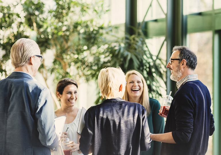 Folk pratar i glashus