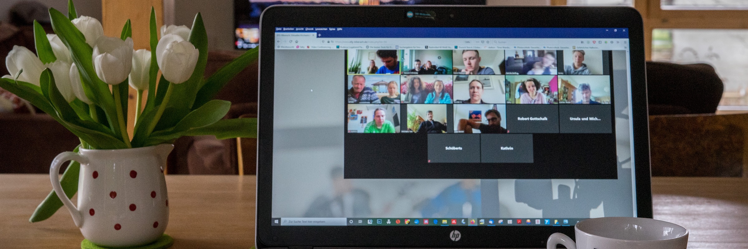Oninemöte på bärbar dator hemma