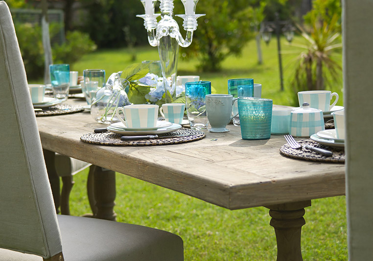 Bordsdukning utomhus med blått porslin
