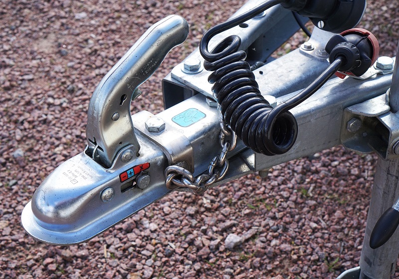 Släpvagnsfäste på grus