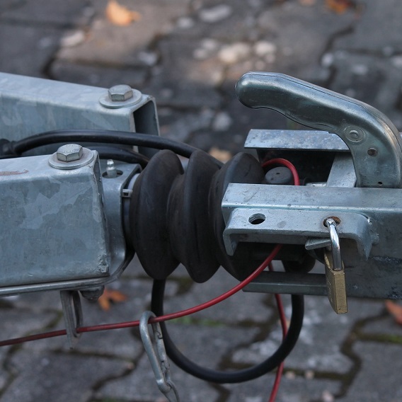 Släpvagnsfäste på stenplattor