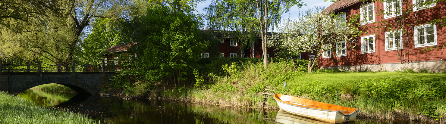 Vattenled med båt och hus