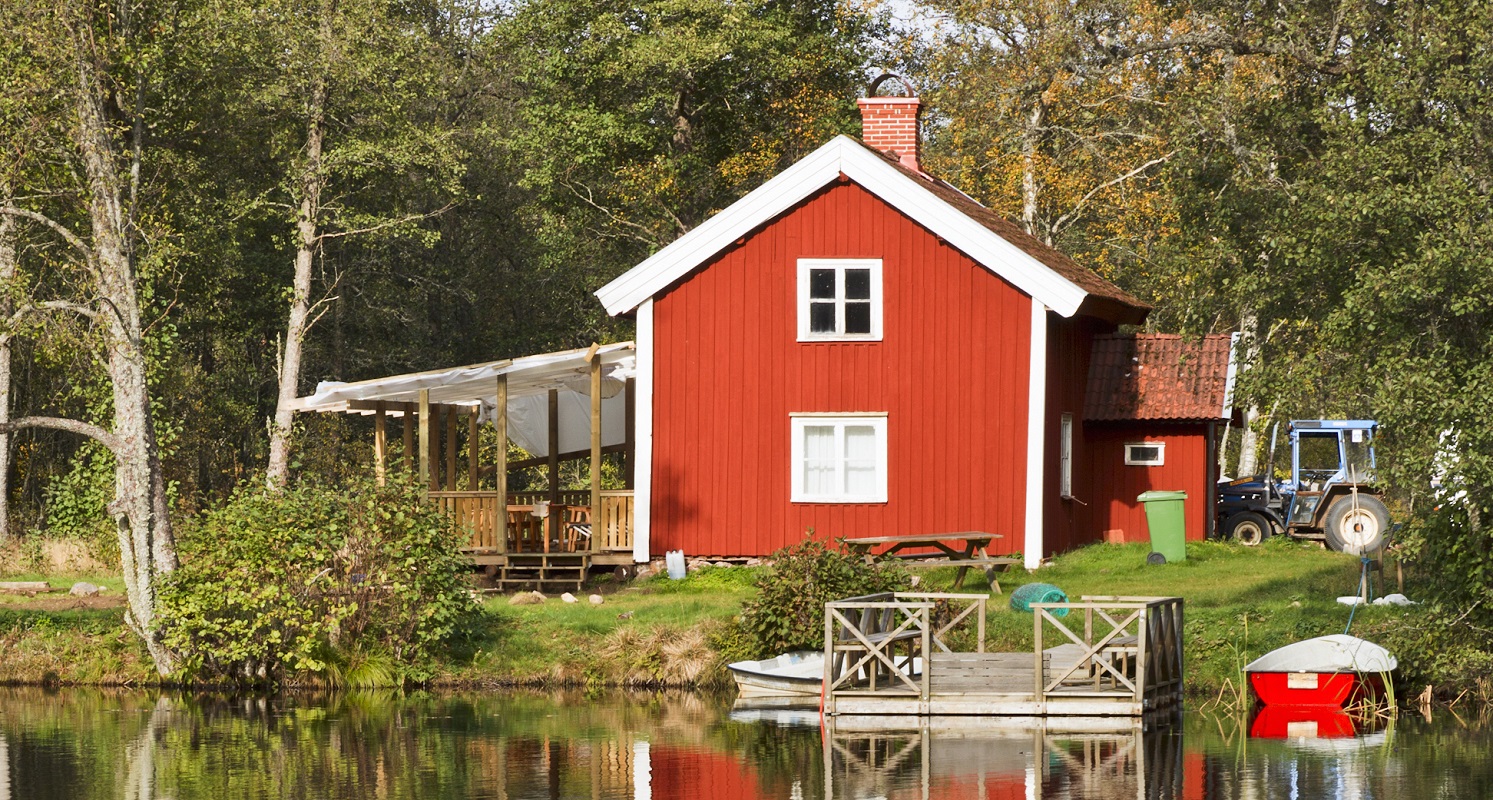 Röd idyllisk sommarstuga