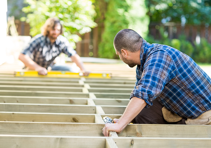 Två män bygger altan
