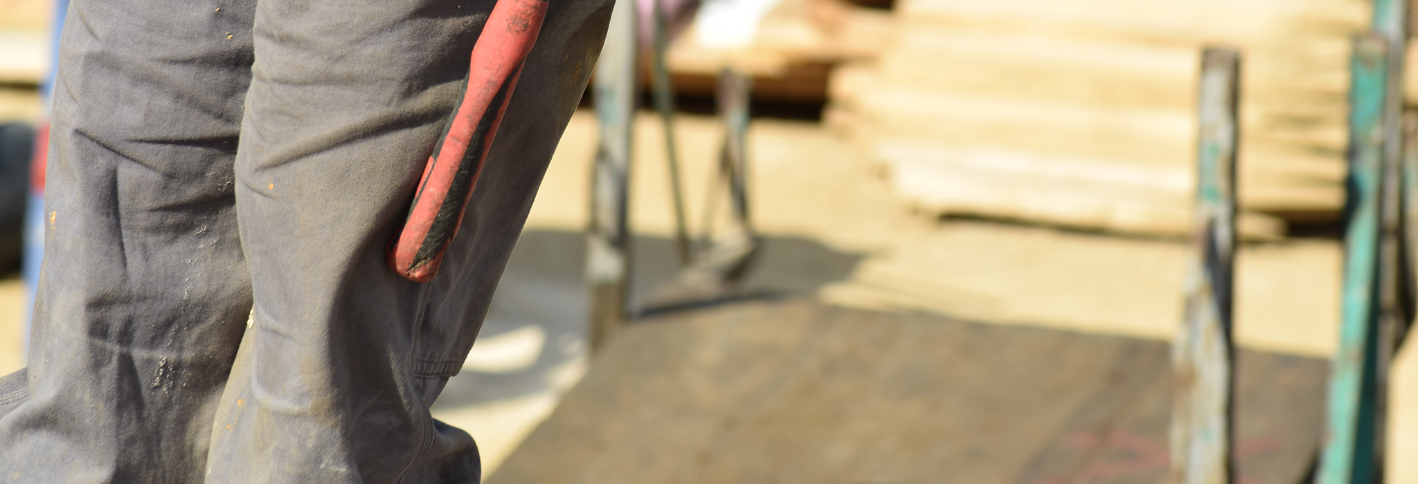 Man i arbetskläder som tittar på bygge