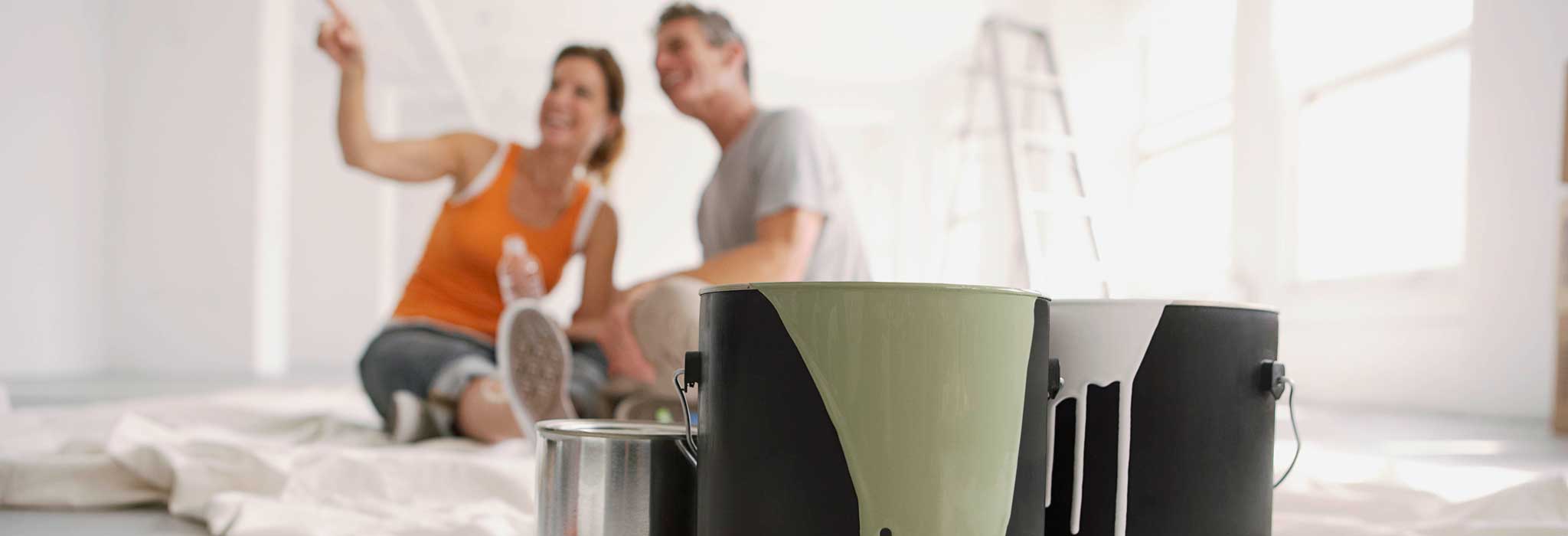 Färgburkar och glada människor