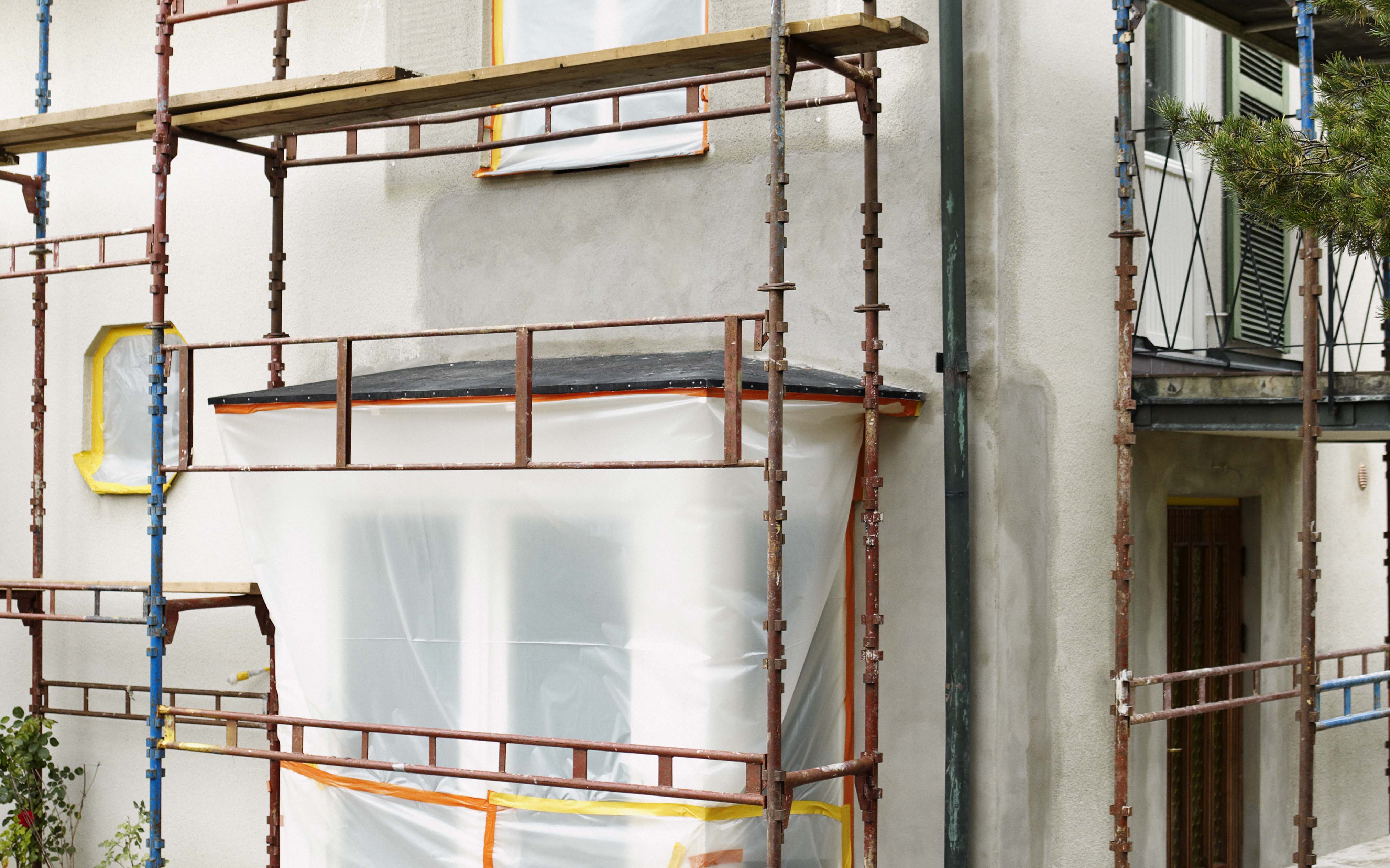 Byggnadsställnig runt hus