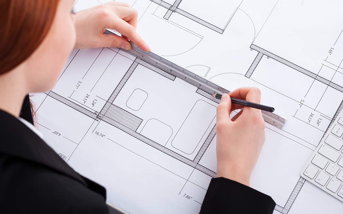 Kvinna ritar planlösning