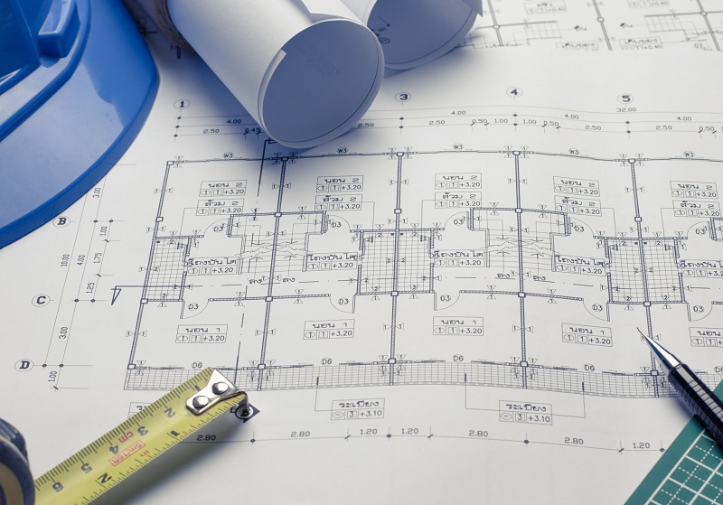 Husritning med linjal och skyddshatt