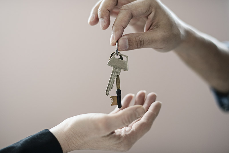 Person ger över nyckel