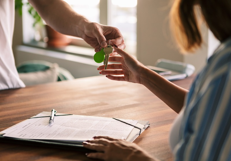 Överlämning av nycklar och påskrivning av kontrakt