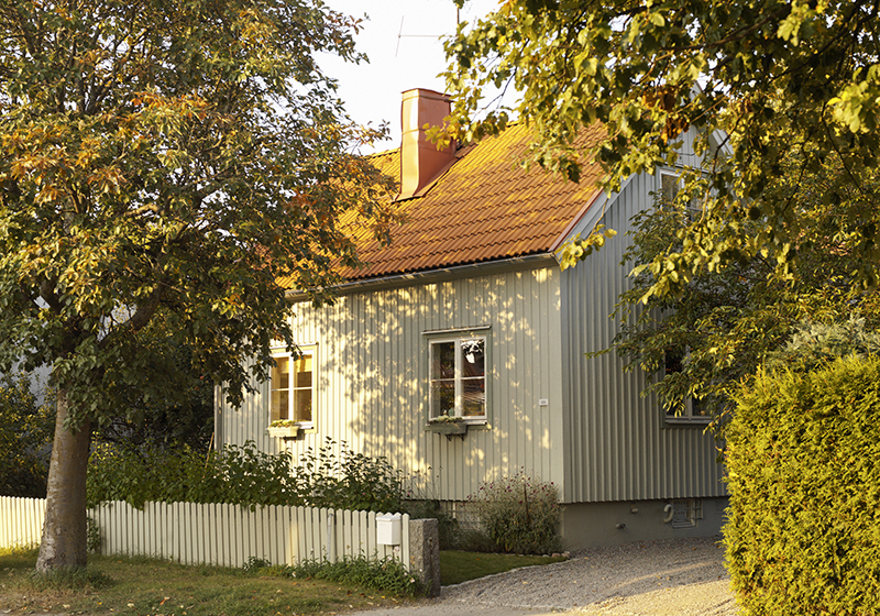 Idyllisk trävilla omgiven av träd