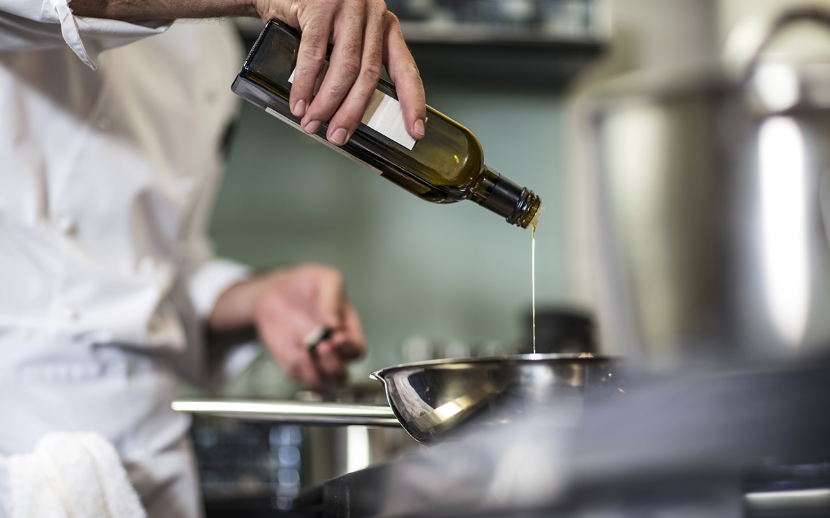 Kock häller olja i panna