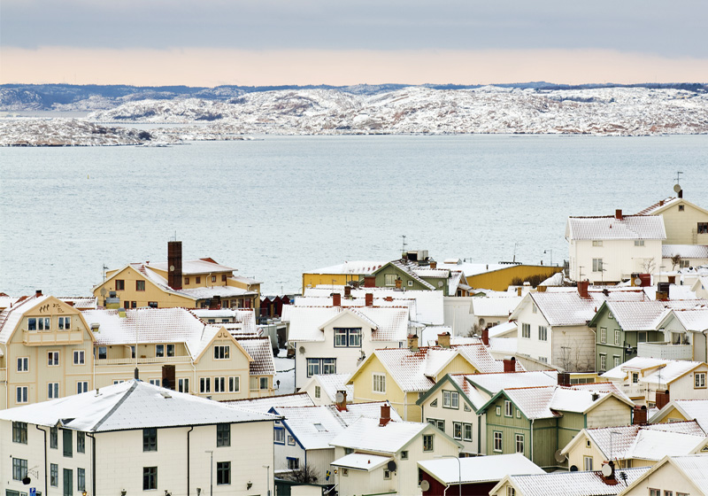 Hustak i ett kustsamhälle i Lysekil, Bohuslän i vintertid. 