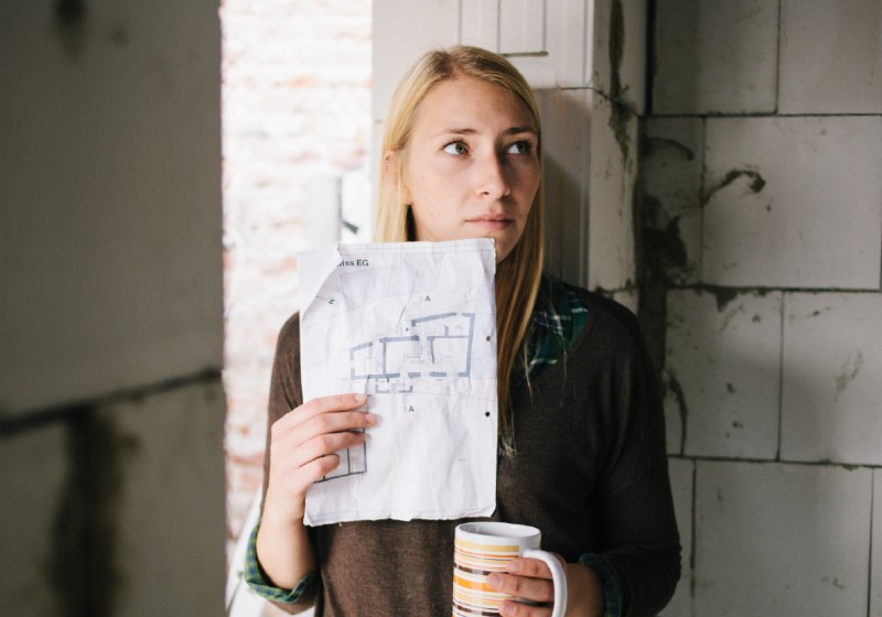 Kvinna i villa med slitna väggar