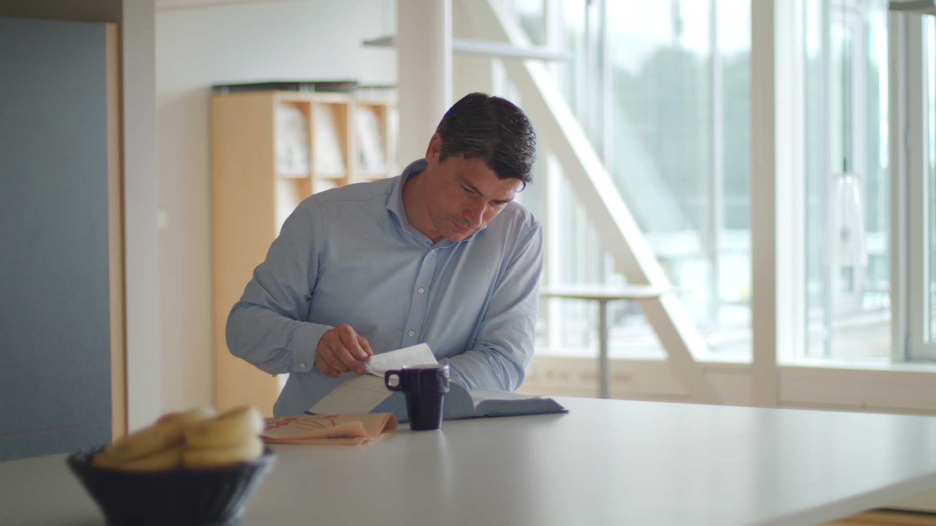 Man som bläddrar i bok