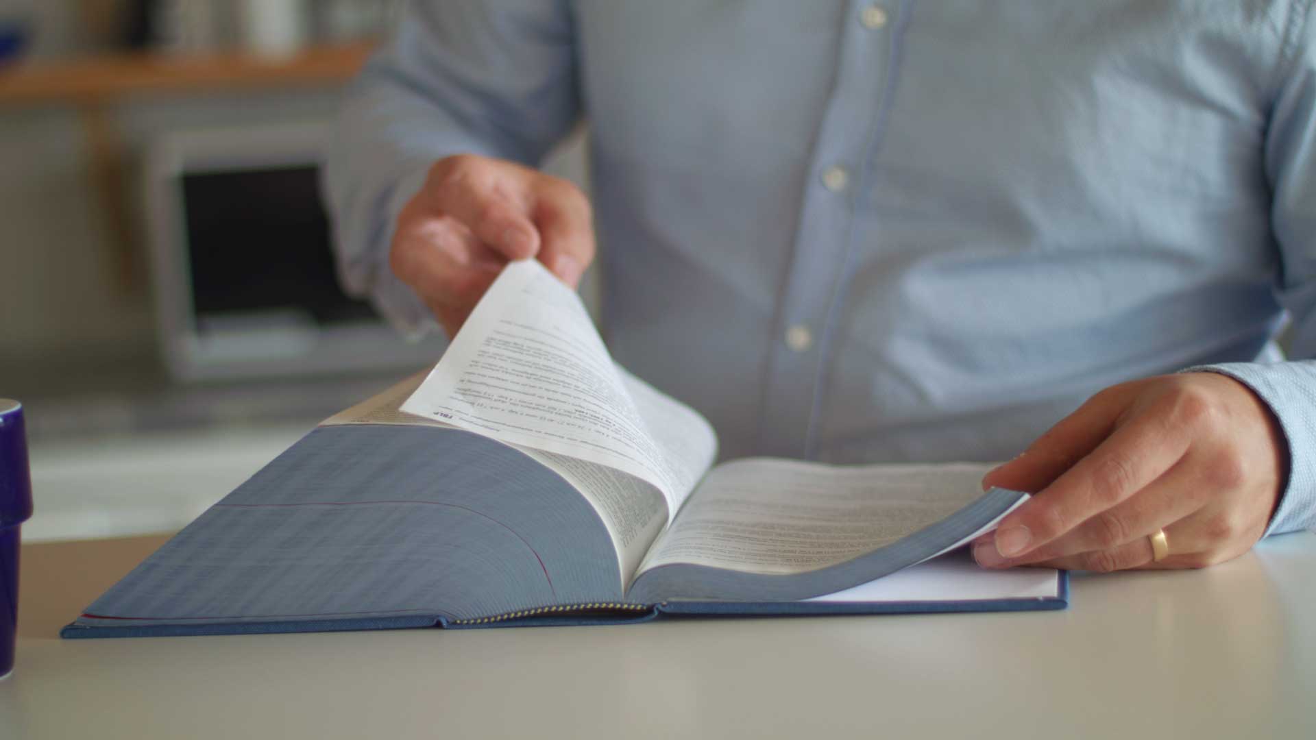 Man som bläddrar i lagbok