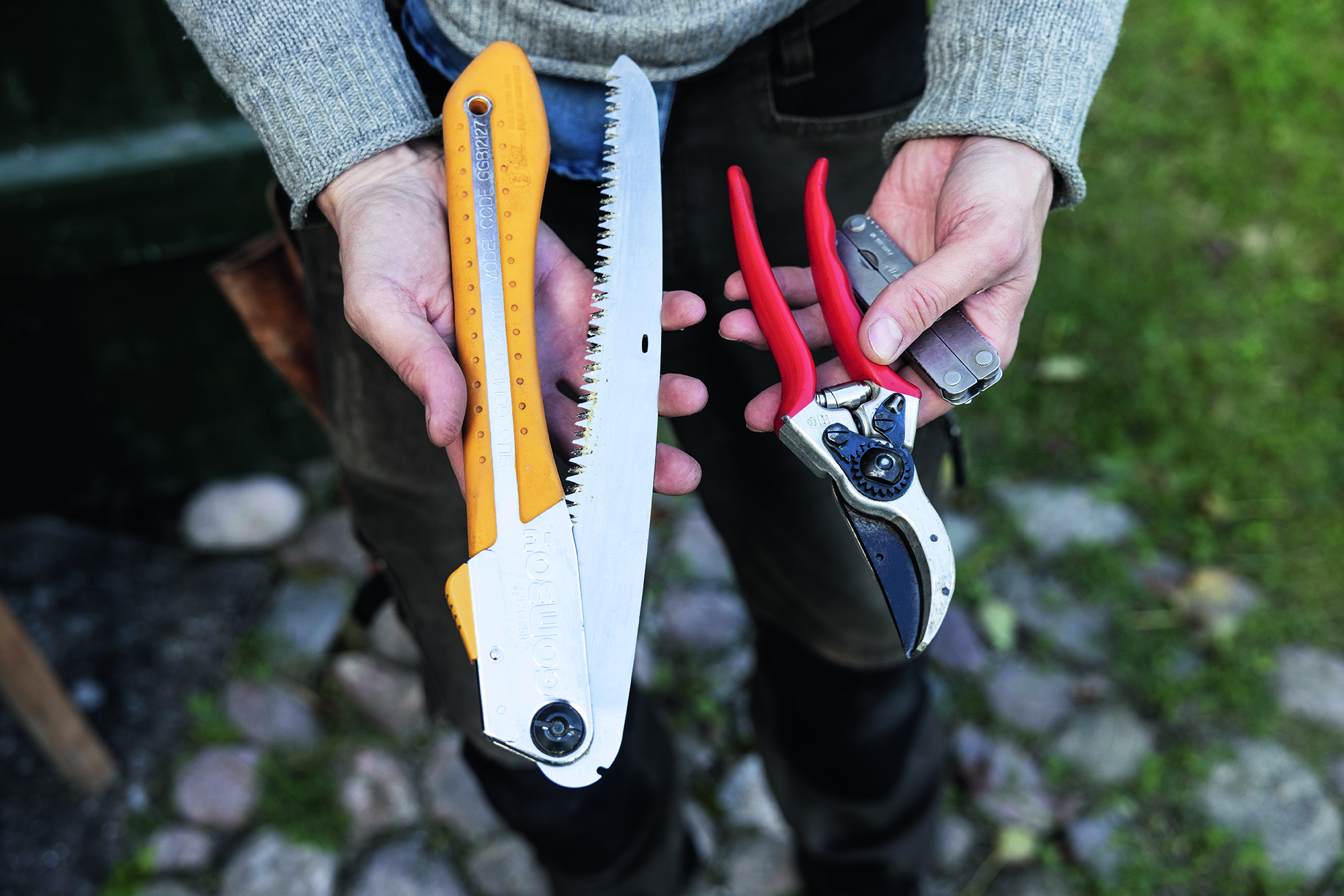 Man håller i trädgårdsredskap