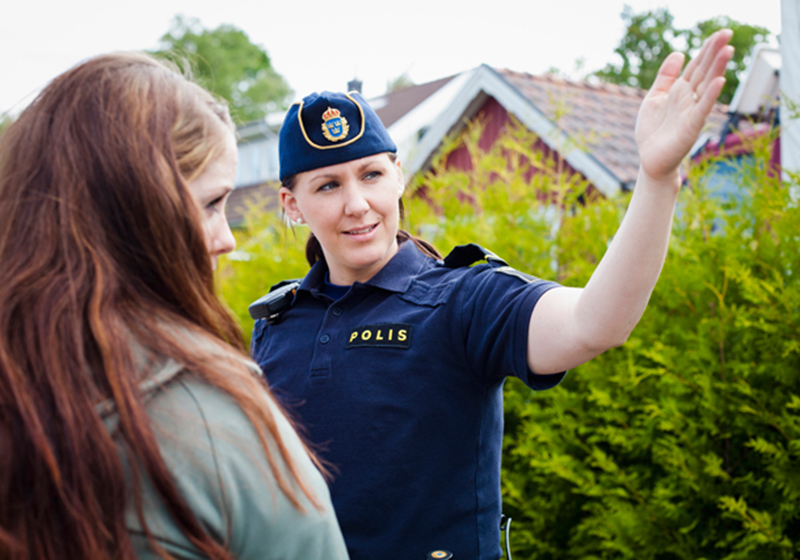 Polis i grannområde pekar åt kvinna