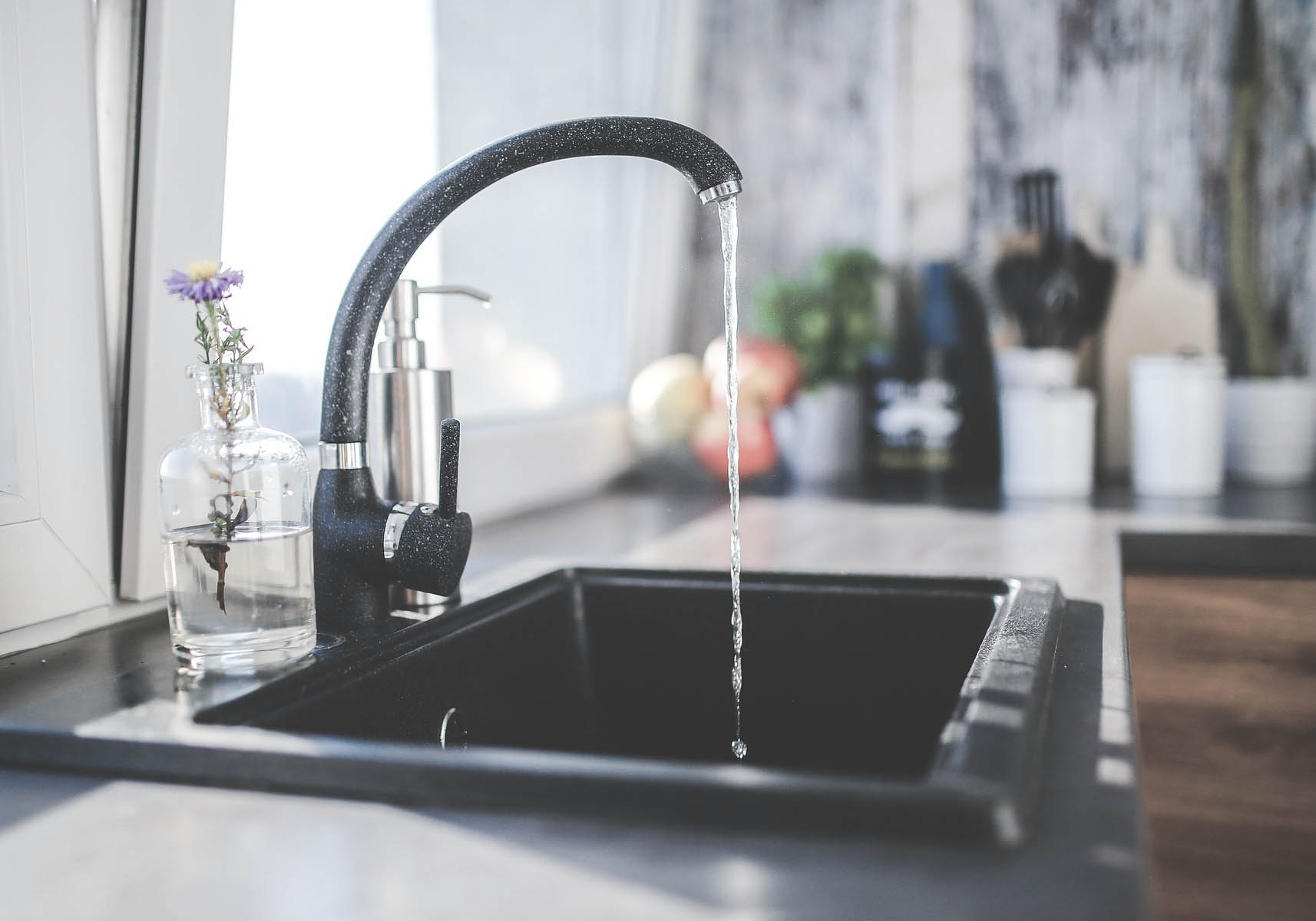 Diskho med modern blandare och rinnande vatten