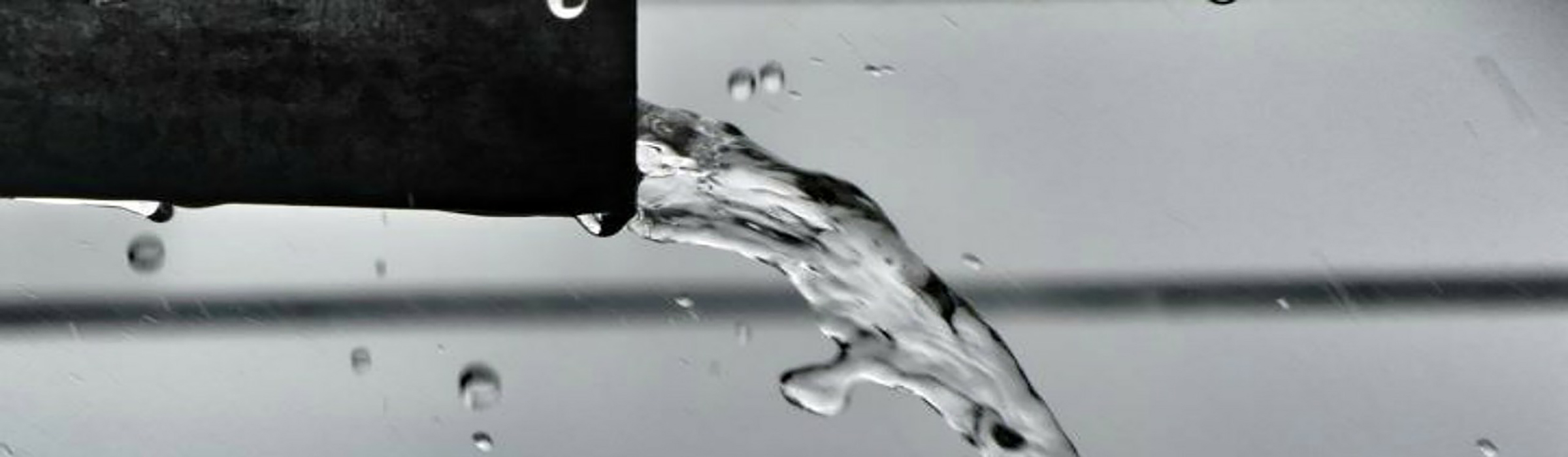 Vatten rinner ner från rör