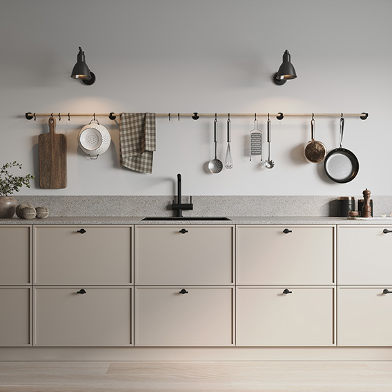 köksskåp med fina handtag och kökstillbehör