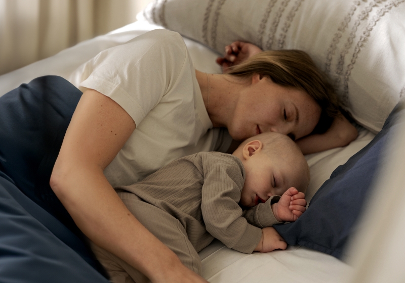 mamma och barn som sover i en skön säng 