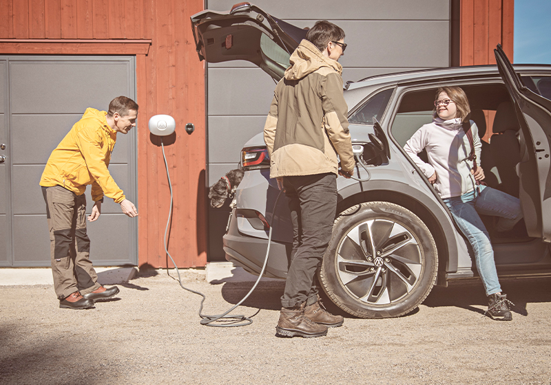 bil vid garage med laddbox