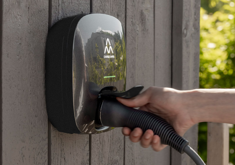 Laddbox för bil på en vägg